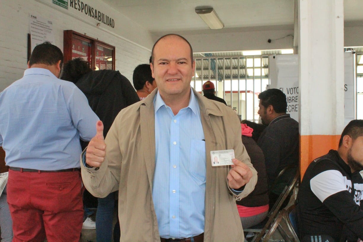 Cumple Juan Corral con la democracia y emite su voto